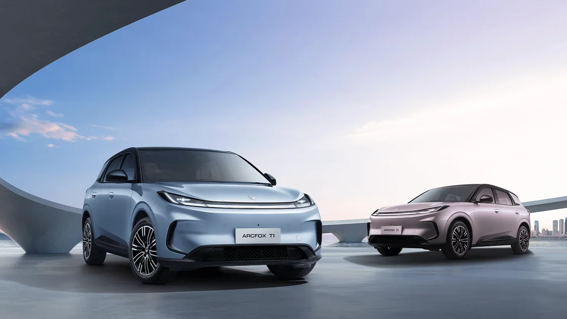 Dois SUVs ARCFOX T1 estacionados em um terraço à beira-mar