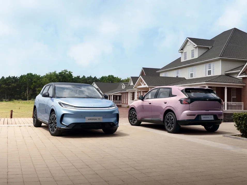 Dois ARCFOX T1, um azul e um lilás, estacionados diante de uma casa